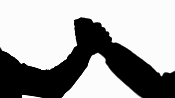 Vista recortada de dos siluetas de amigos estrechando las manos aislados en blanco
 - Metraje, vídeo