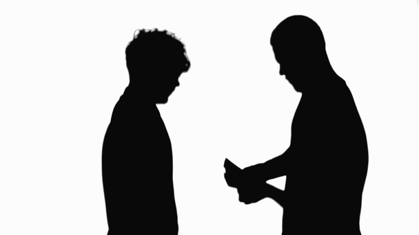 Два силуети концентрованих чоловіків рахують гроші ізольовані на білому
 - Кадри, відео