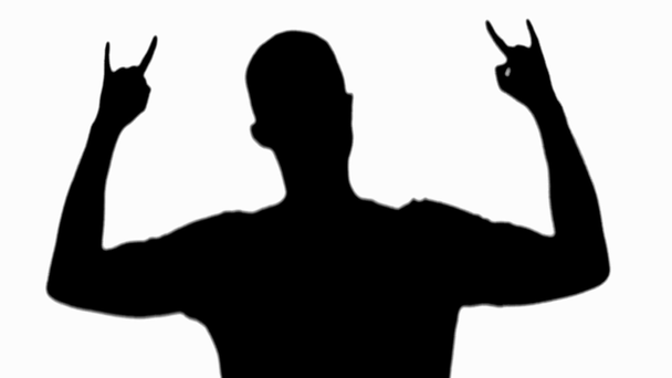 Vista frontal de la silueta del hombre mostrando signos de roca y levantando la cabeza aislada en blanco
 - Metraje, vídeo