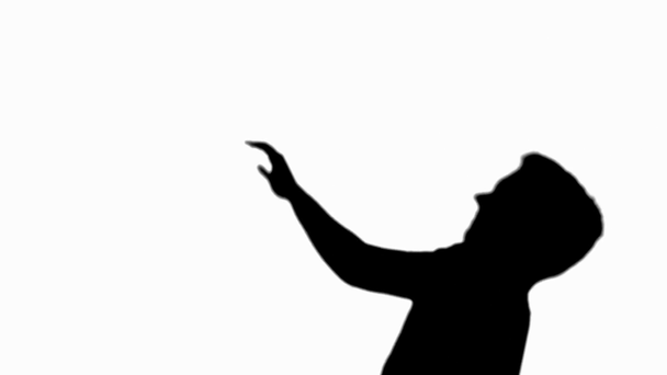 Silhouette eines irritierten Mannes, der mit ausgestreckten Händen wedelt, während er isoliert auf weißem Grund geht - Filmmaterial, Video