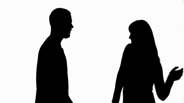 Seitenansicht von zwei Silhouetten eines sich streitenden und winkenden Paares isoliert auf weißem Grund - Filmmaterial, Video