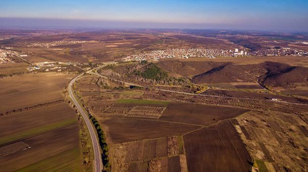 Luftaufnahme einer Vorortstraße zwischen Feldern. Republik Moldau. - Foto, Bild