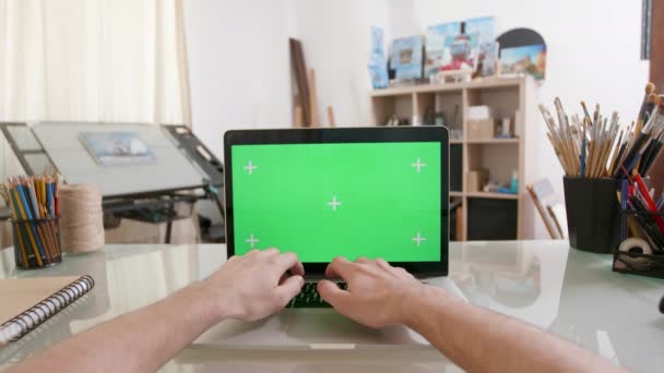 緑色の画面でラップトップに取り組んでデザイナーの視点 - 映像、動画