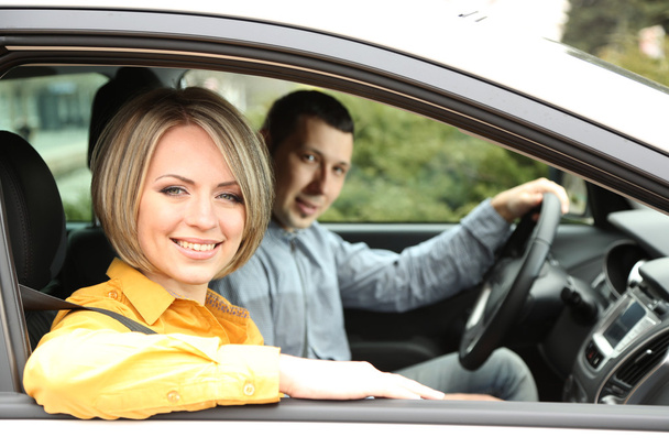 Portrait de jeune beau couple assis dans la voiture
 - Photo, image