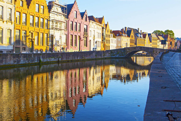 Brugge sokaklarında nehre Belçika yansıtan renkli evleriyle - Fotoğraf, Görsel