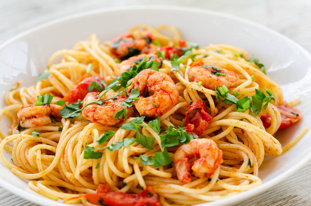Spaghetti mit Garnelen und Tomatensauce - Foto, Bild