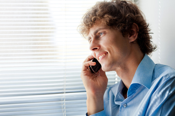 young man talking on phone - Foto, Imagem