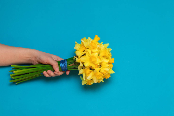 Bouquet of fresh yellow daffodils, blank holiday card with flowers. flat lay - Φωτογραφία, εικόνα