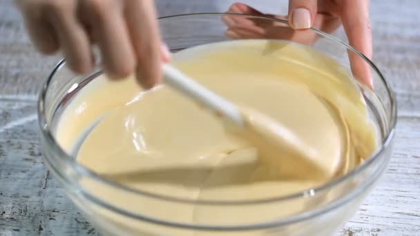 Konditormeister mixt Karamellmousse für Kuchen - Filmmaterial, Video