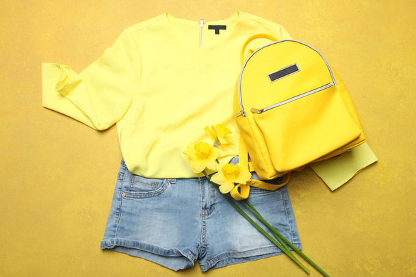 zomer kleding, stijlvolle gele rugzak  - Foto, afbeelding