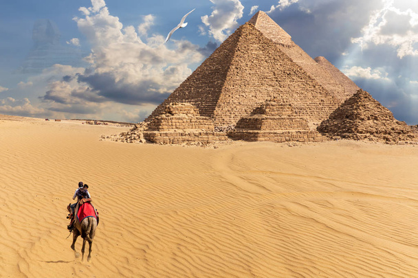 Pirâmides Egípcias no deserto de Gizé, vista de fantasia
 - Foto, Imagem
