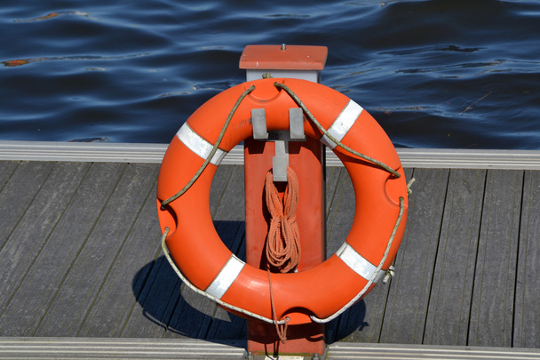 спасательный буй в гавани
 - Фото, изображение