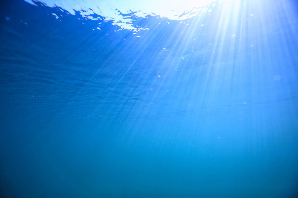 Meer Wasser blauer Hintergrund Unterwasserstrahlen Sonne / abstrakt blauer Hintergrund Natur Wasser - Foto, Bild
