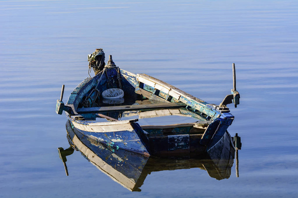 Vieux bateaux de pêche aux couleurs vives à l'aube sur le lac
. - Photo, image
