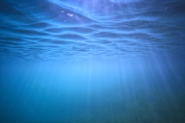 океанська вода синій фон підводні промені сонце / абстрактний синій фон природа вода
 - Фото, зображення