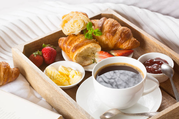 Manhã café da manhã na cama com café
 - Foto, Imagem