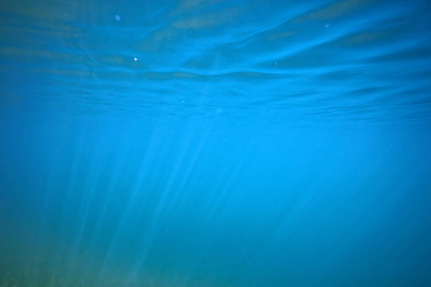 海の水青い背景水中光線太陽/抽象的な青の背景自然の水 - 写真・画像