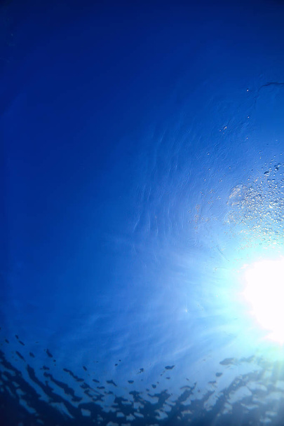 océan eau bleu fond sous-marin rayons soleil / abstrait bleu fond nature eau
 - Photo, image