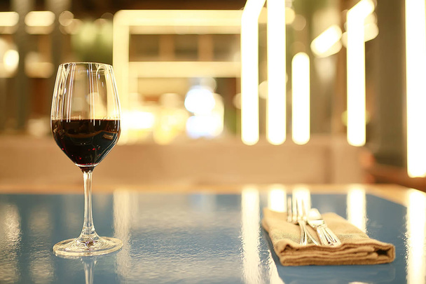 restaurante de vinos que sirve romance / hermoso concepto de copa de alcohol, cena de vacaciones en un café
 - Foto, imagen