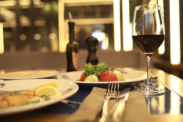Weinrestaurant mit Romantik / schönes Konzept-Alkoholglas, Urlaubsessen im Café - Foto, Bild