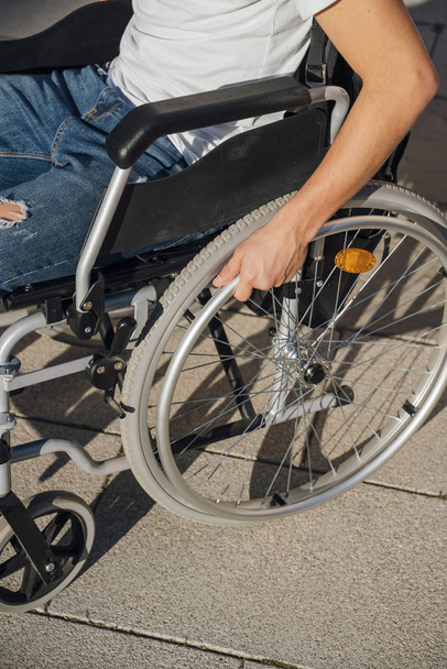 Porträt eines jungen Mannes im Rollstuhl - Foto, Bild