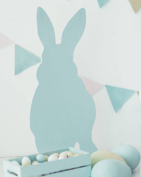Conejo de Pascua sobre fondo blanco
 - Foto, Imagen