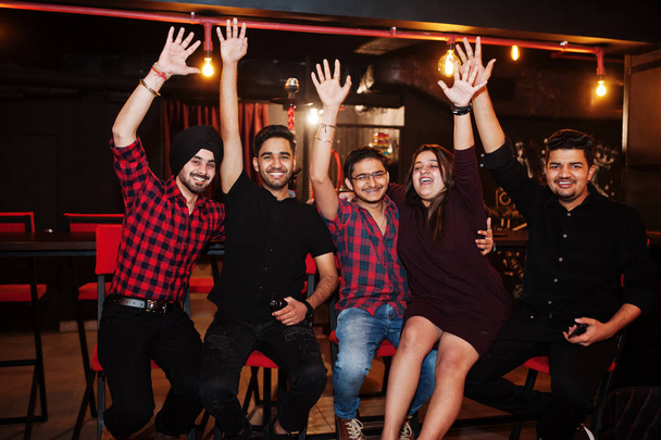 Group of indian friends sitting at lounge bar, having fun and re - Foto, imagen