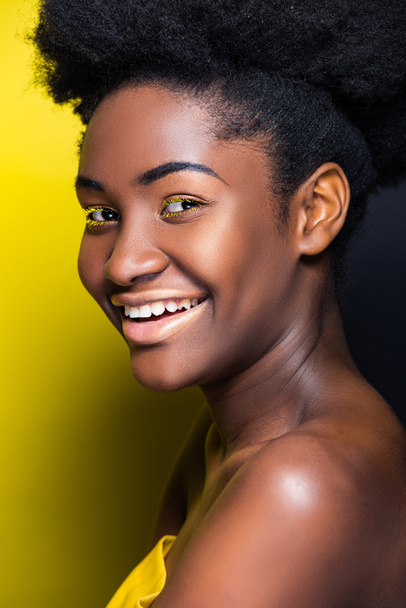 Happy african american girl smiling on black and yellow - Φωτογραφία, εικόνα
