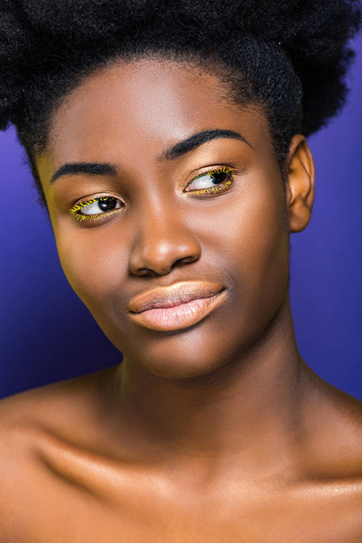 hermosa mujer joven afroamericana con pestañas amarillas en púrpura
 - Foto, Imagen