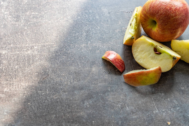 Яблоки на сером столе
 - Фото, изображение