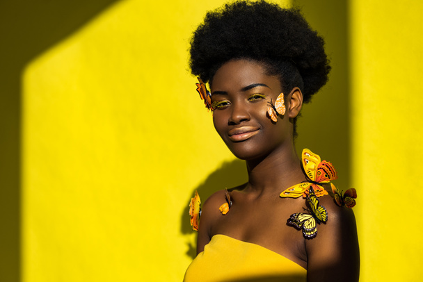 Hymyilevä melko afrikkalainen amerikkalainen nainen perhosia keltainen
 - Valokuva, kuva