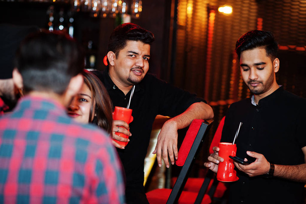  Група індійських друзів веселяться і відпочивають в нічному клубі, Рін - Фото, зображення