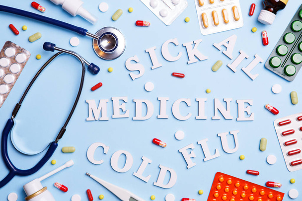 Léky na chřipku, teploměr, phonendoscope a slova: nemocný, ail, lékařství, nachlazení a chřipka - Fotografie, Obrázek