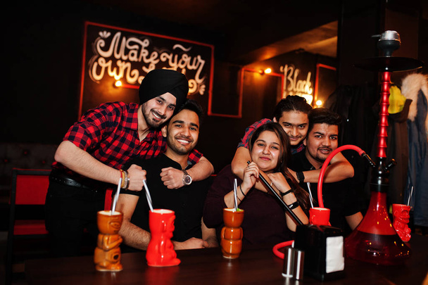 Grupa Indian przyjaciół zabawy i odpoczynku w klubie nocnym, pić - Zdjęcie, obraz