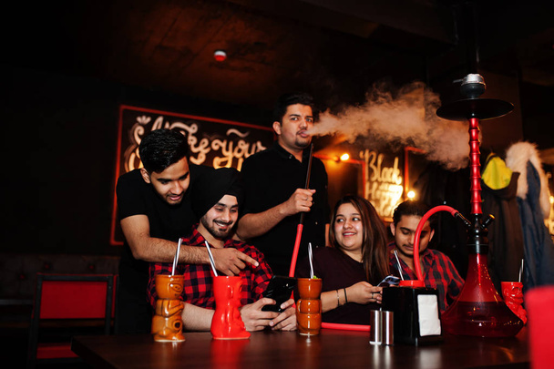 Group of indian friends having fun and rest at night club, drink - Foto, immagini