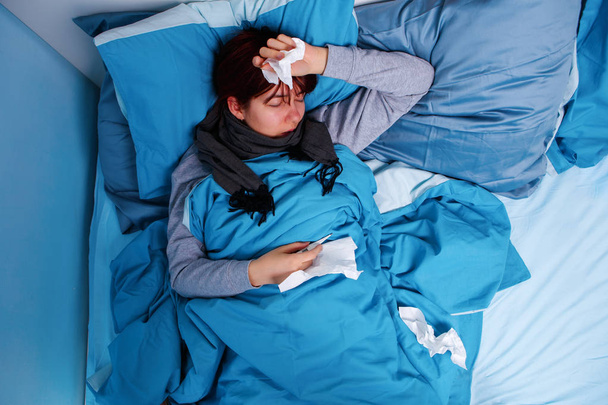 Foto di bruna malata sdraiata a letto
 - Foto, immagini