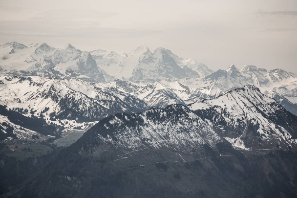 山の山塊の眺め。リギ-アース, スイス - 写真・画像