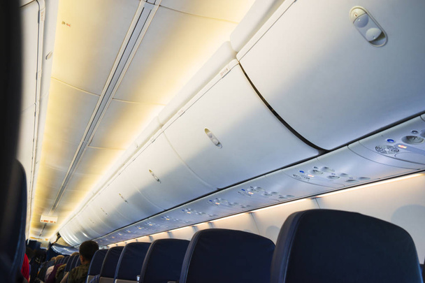 boutons différents dans l'avion au plafond de la cabine pour les passagers
. - Photo, image