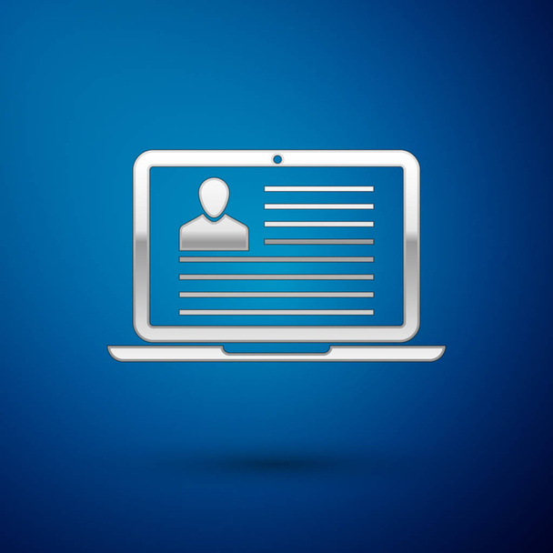 Zilveren Laptop met CV pictogram geïsoleerd op blauwe achtergrond. CV de toepassing. Het zoeken van professionele medewerkers. Analyseren personeel hervatten. Vectorillustratie - Vector, afbeelding