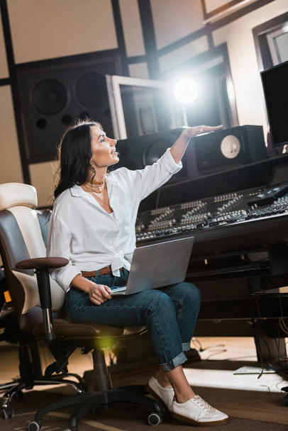 attrayant producteur sonore gestuelle tout en travaillant dans un studio d'enregistrement
 - Photo, image