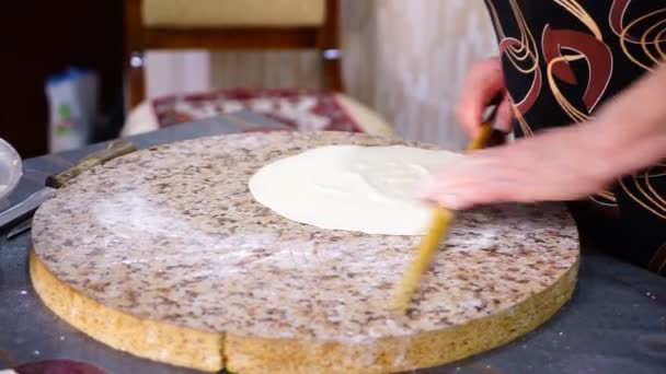 une femme prépare des tartes à la viande turques, orientales, nationales, gutabs dans la cuisine. - Séquence, vidéo
