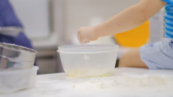 Isoäiti ja lapsenlapsi liikkuvan taikina ruoanlaitto perinteinen jouluateria
 - Materiaali, video