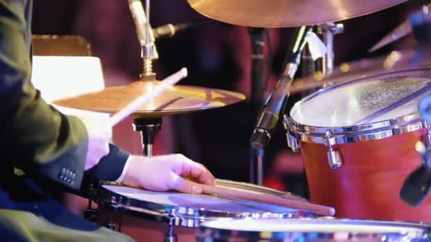 Een man die drums speelt bij het jazzconcert - Video