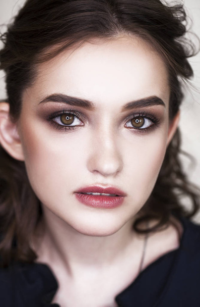 Make up beauty. Close up beautiful brunette fashion girl - Foto, imagen