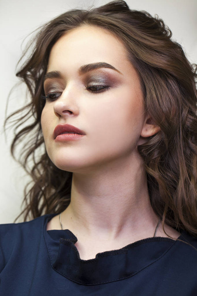Make up beauty. Close up beautiful brunette fashion girl - Foto, Bild