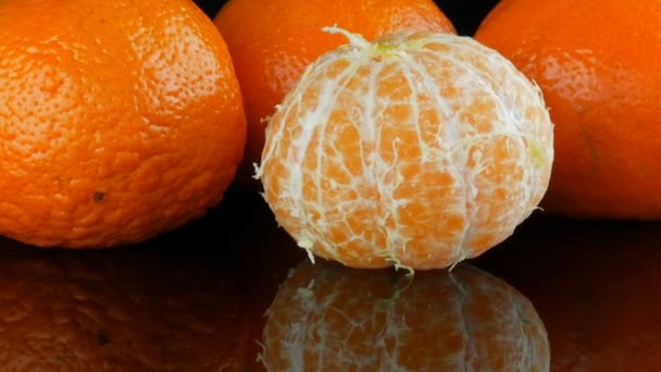 Ovoce mandarinky na černém pozadí na zrcadlový povrch - Záběry, video