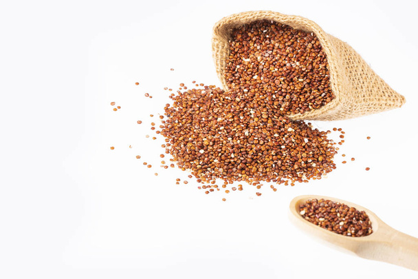 Kırmızı organik quinoa - Chenopodium quinoa tohumları. Beyaz backgroundred - Fotoğraf, Görsel