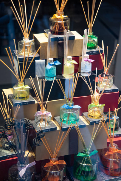 Artistieke Murano glazen containers bezaaid met parfum. Artistieke realisatie typisch van het Venetiaanse eiland. Italië - Venetië - Murano - productie van de beroemde Murano-glas. - Foto, afbeelding