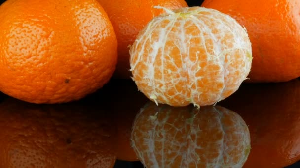 Las frutas mandarina sobre el fondo negro sobre la superficie del espejo
 - Imágenes, Vídeo