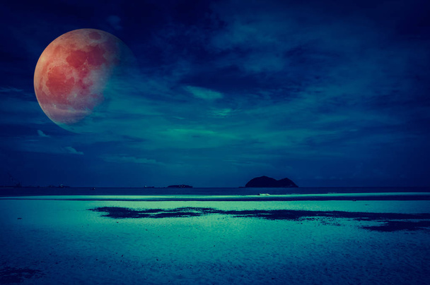 Paesaggio del cielo con luna di sangue sul mare fino alla notte. Serenità natura sfondo
. - Foto, immagini